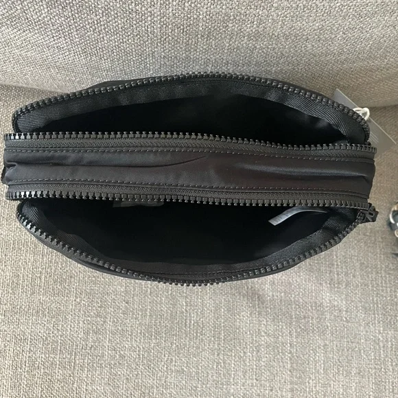 Everlane - The Recycled Nylon Camera Bag - Picture 6 of 6